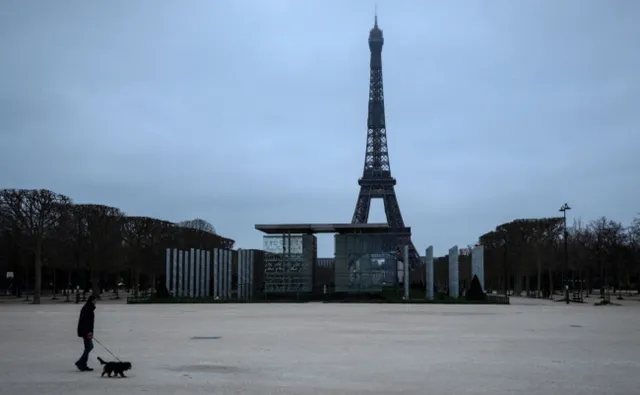 Niepokój Francuzów wz. z koronawirusem narasta. Krytycznie oceniają rząd [SONDAŻ]