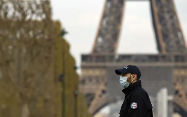 Ponad 1400 zgonów w ciągu doby we Francji. Aż 820 w domach opieki