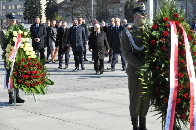 10. rocznica katastrofy smoleńskiej. Prezes PiS, premier i grono oficjeli pod pomnikiem [FOTO]