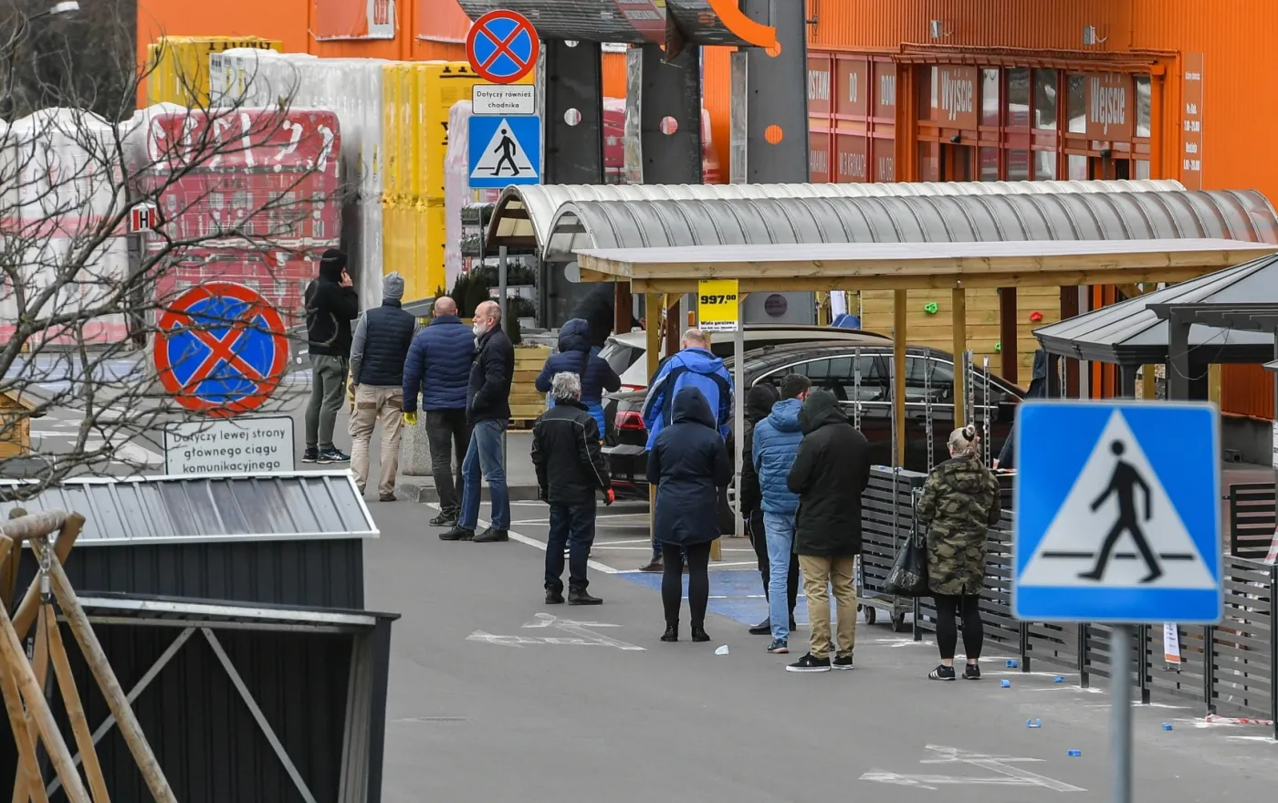 Rośnie liczba zakażeń w Polsce i na świecie [RELACJA NA ŻYWO]