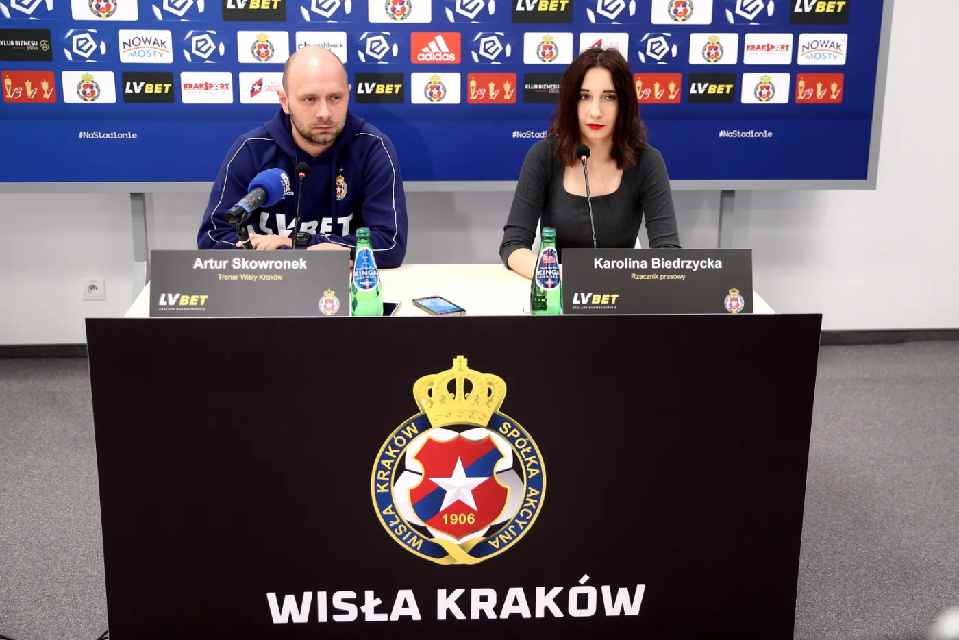 Trener Wisły Kraków Artur Skowronek i rzecznik prasowy klubu Karolina Biedrzycka