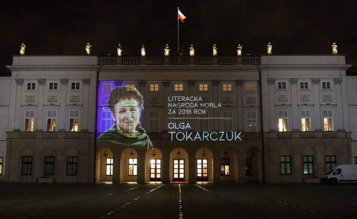 Iluminacja na Pałacu Prezydenckim z wizerunkiem Olgi Tokarczuk Fot. Twitter/marcin_kedryna