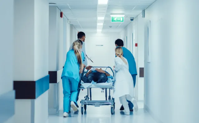 Śmiertelność pacjentów z COVID-19 na intensywnej terapii znacząco spadła [BADANIE]