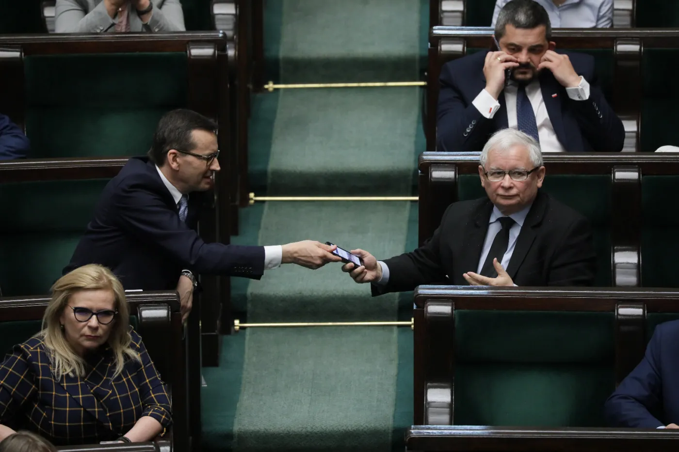 Choruje już ponad 1,6 mln Polaków. Co powinien zrobić rząd, żeby przetrwać pandemię?