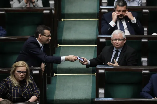 Choruje już ponad 1,6 mln Polaków. Co powinien zrobić rząd, żeby przetrwać pandemię?
