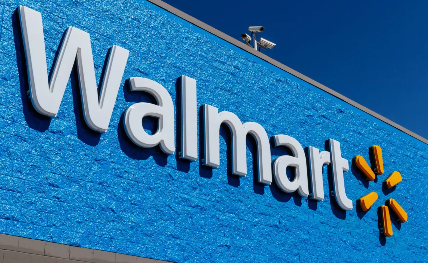 Sieć Walmart przed wyborami w USA wycofuje z półek broń i amunicję