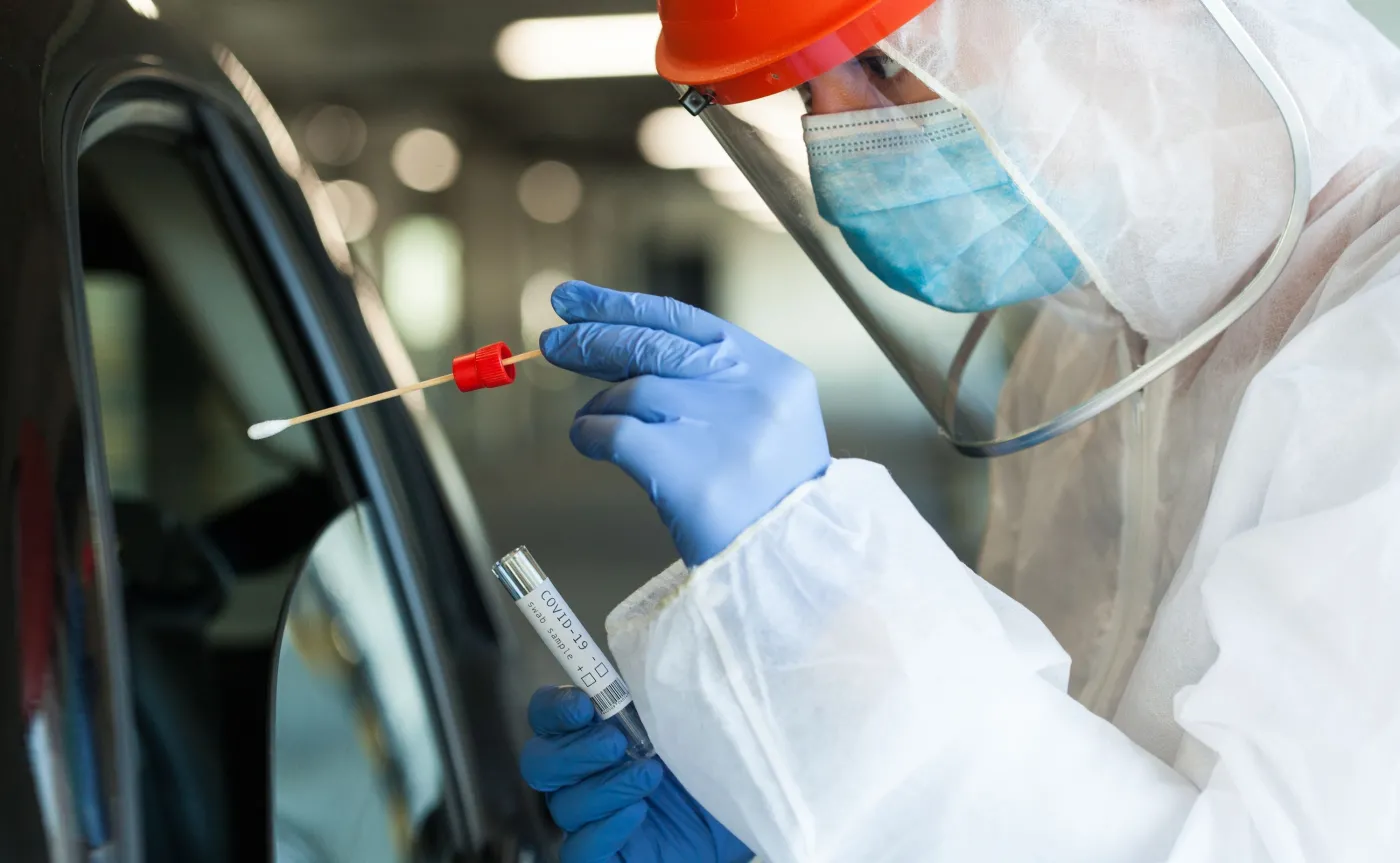 Za mało testów, za dużo „pozytywów”. Pandemia wyrwała się spod kontroli