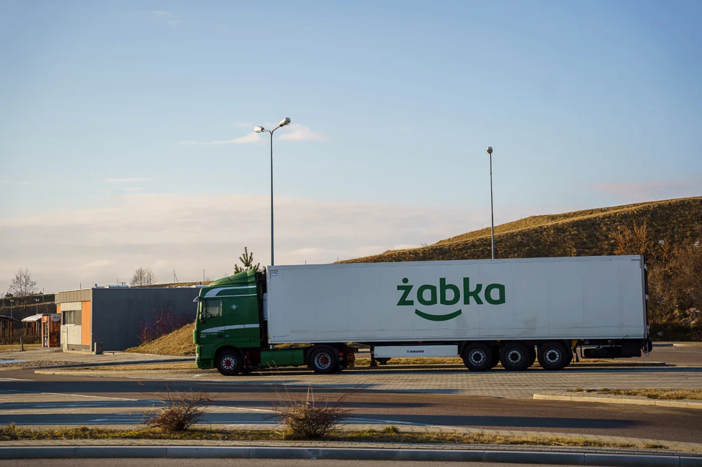 Żabka zdała test z solidarności i wciąż pomaga uchodźcom z Ukrainy