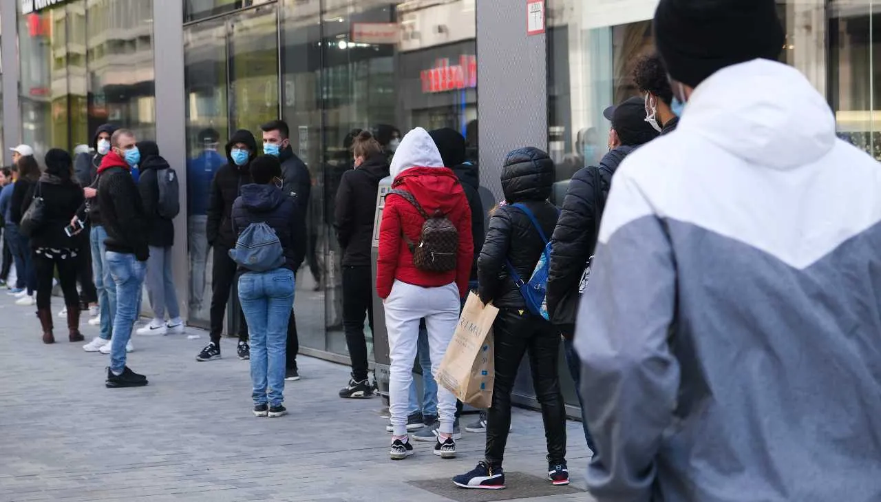 Duży popyt na podstawowe produkty w Belgii. Część supermarketów ogranicza sprzedaż
