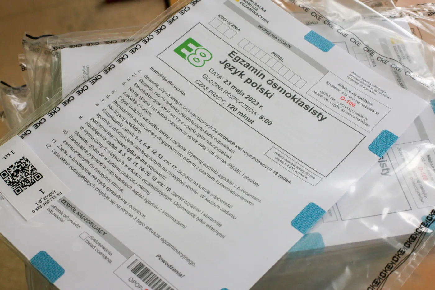 Gorzów Wielkopolski, 23.05.2023. Arkusz egzaminacyjny z języka polskiego w Szkole Podstawowej nr 21 im. Orląt Lwowskich w Gorzowie Wielkopolskim, 23 bm. Pisemnym egzaminem z języka polskiego rozpoczyna się trzydniowy egzamin ósmoklasisty. Przystąpienie do egzaminu jest warunkiem ukończenia szkoły podstawowej. (sko) PAP/Lech Muszyński