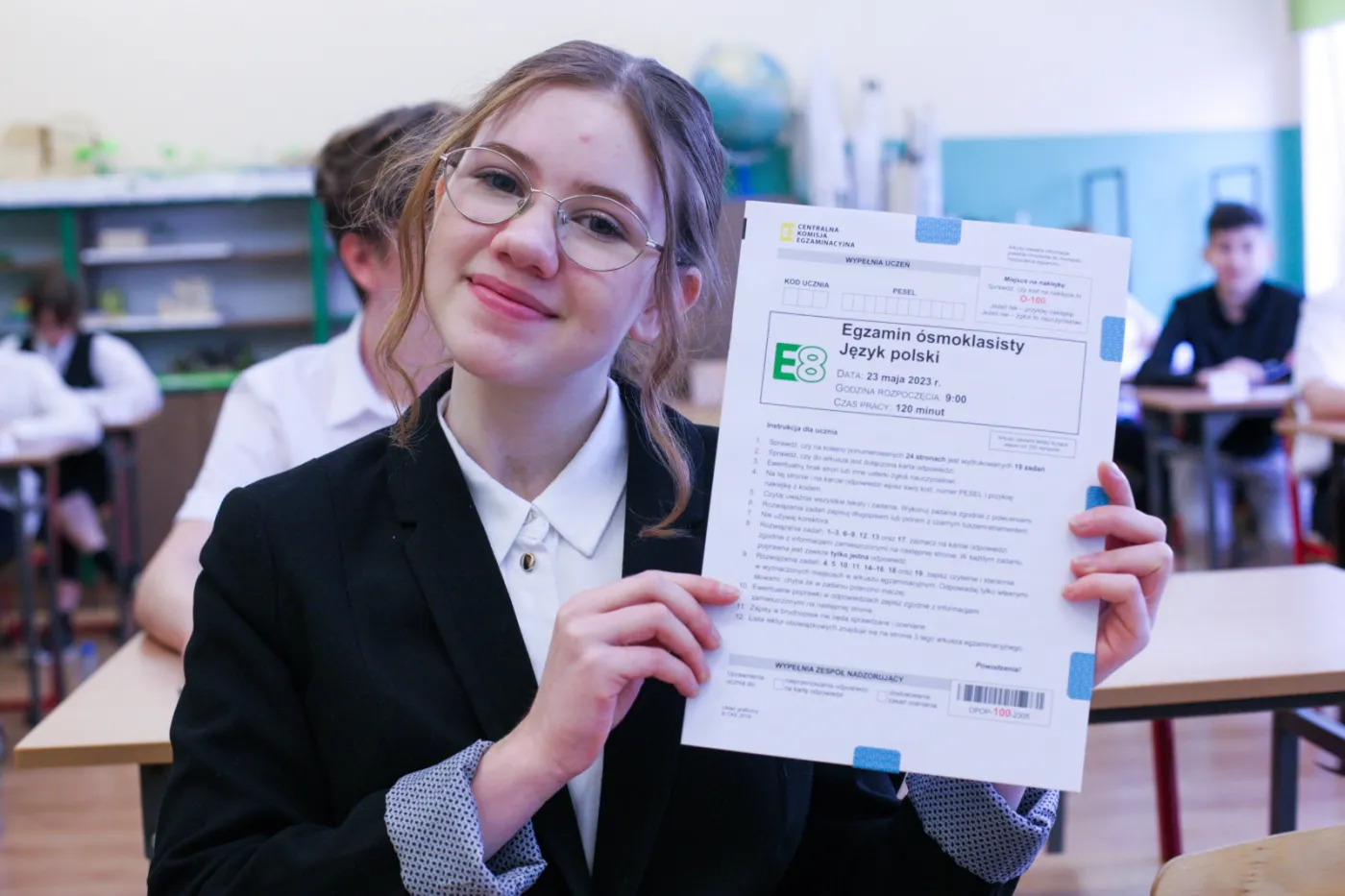 Gorzów Wielkopolski, 23.05.2023. Uczniowie przed egzaminem ósmoklasisty w Szkole Podstawowej nr 21 im. Orląt Lwowskich w Gorzowie Wielkopolskim, 23 bm. Pisemnym egzaminem z języka polskiego rozpoczyna się trzydniowy egzamin ósmoklasisty. Przystąpienie do egzaminu jest warunkiem ukończenia szkoły podstawowej. (sko) PAP/Lech Muszyński