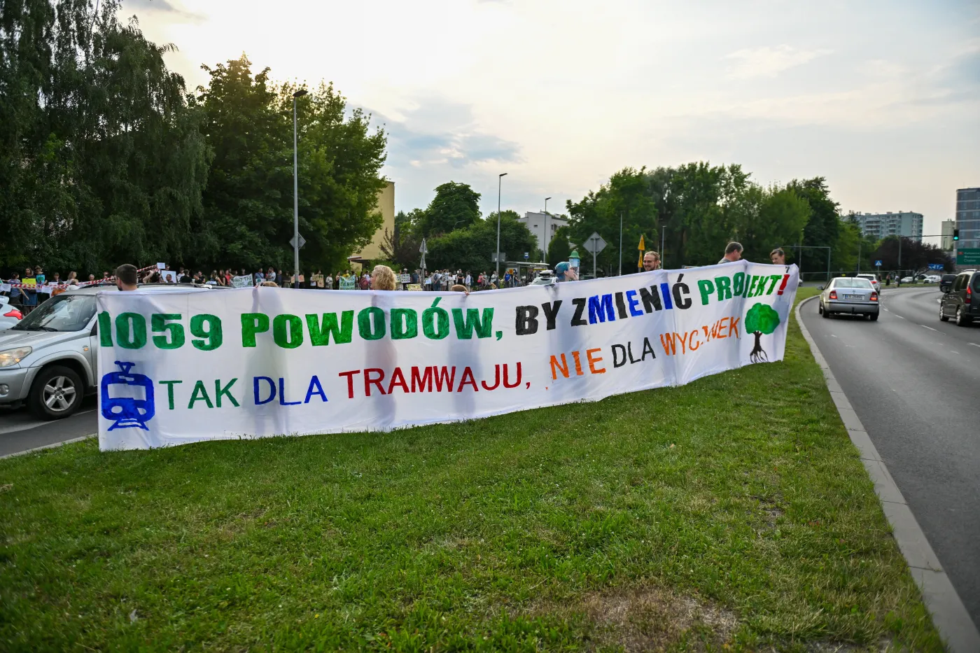 "Nie pozwólcie zabetonować naszej dzielnicy". Protest mieszkańców Krakowa przeciwko wycince drzew