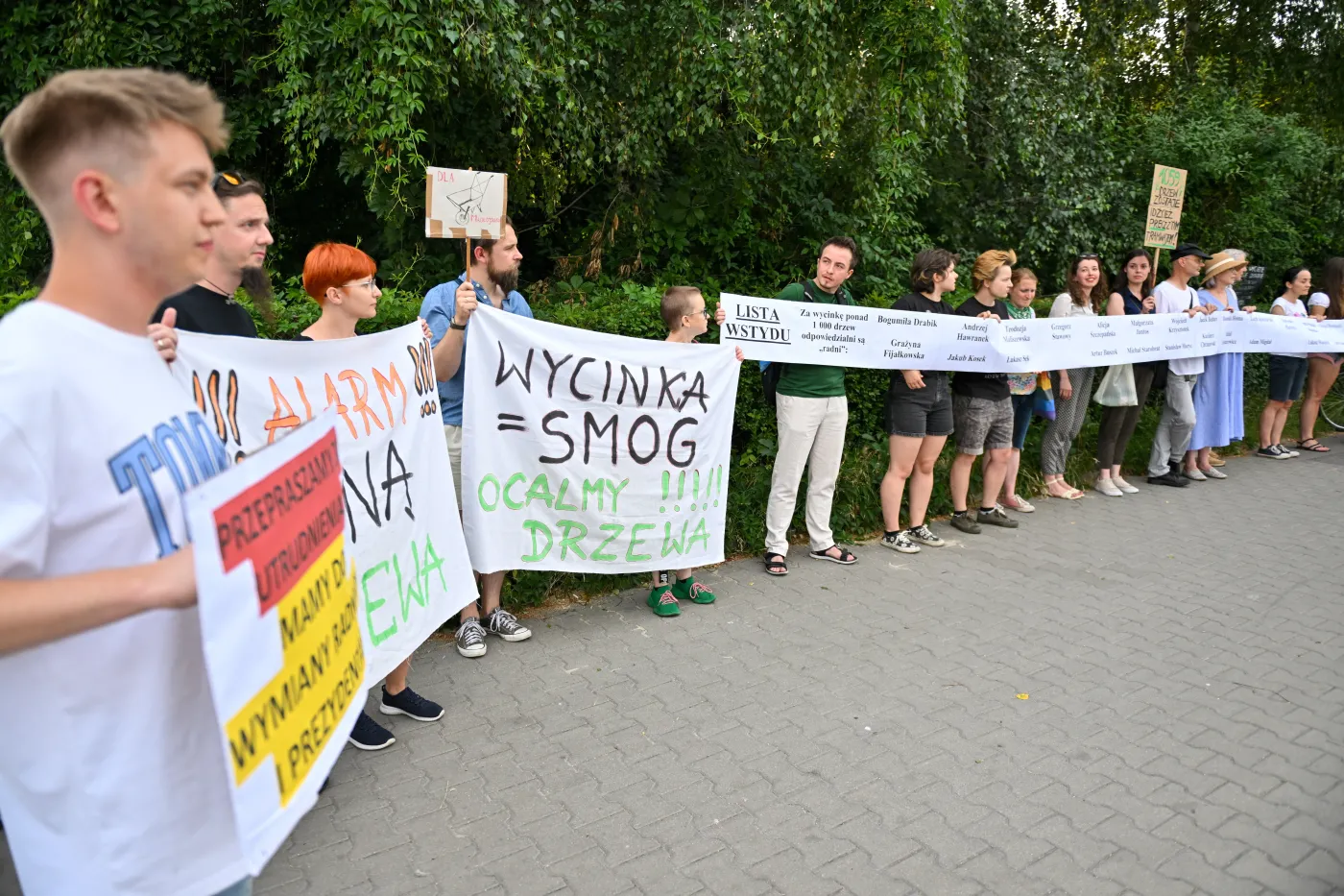 Kraków, 10.07.2023. Protest przeciwko wycince blisko tysiąca drzew pod budowę linii tramwajowej do Mistrzejowic w Krakowie