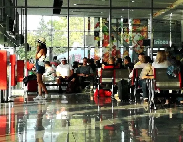 Przy malejącej liczbie nowych zakażeń w Bułgarii otwarto restauracje, centra handlowe, kina