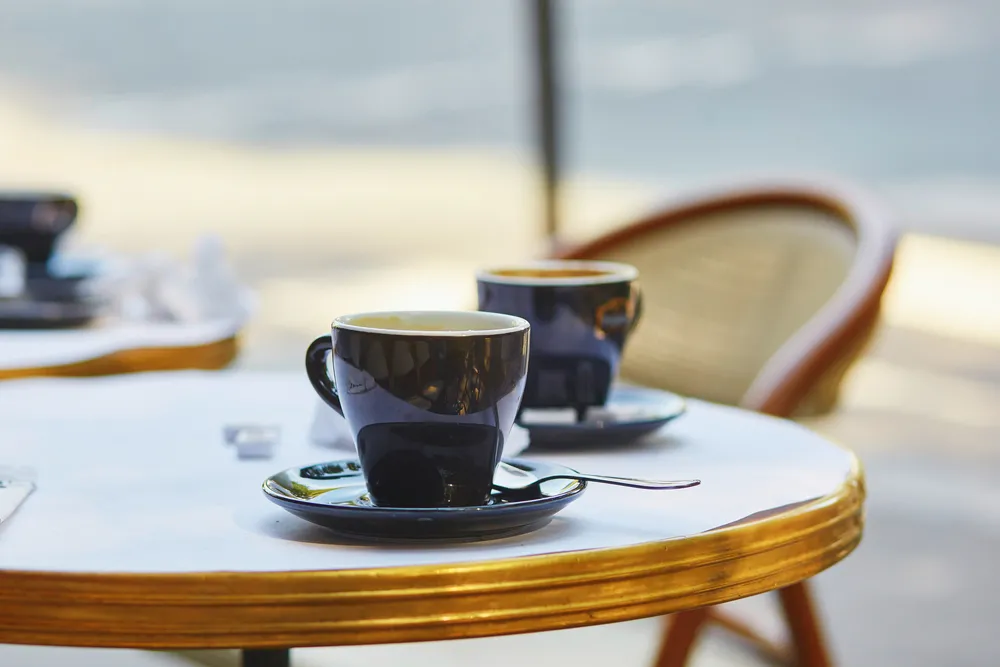 Luzowanie obostrzeń po francusku: prezydent i premier na porannej kawie w ogródku restauracyjnym