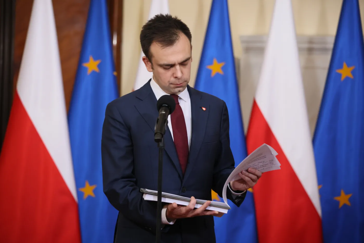 Większe wydatki i niższe dochody. Budżetowe triki ministra Domańskiego