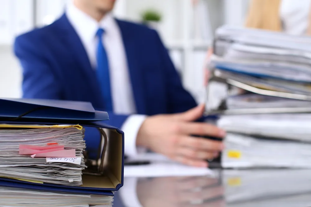 Czystki w urzędach.  To może skończyć się pozwami o nieuzasadnione wypowiedzenie stosunku pracy