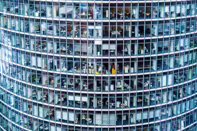 Inflacja głównym zagrożeniem dla rozwoju firm. 95 proc. prezesów weryfikuje plany inwestycyjne