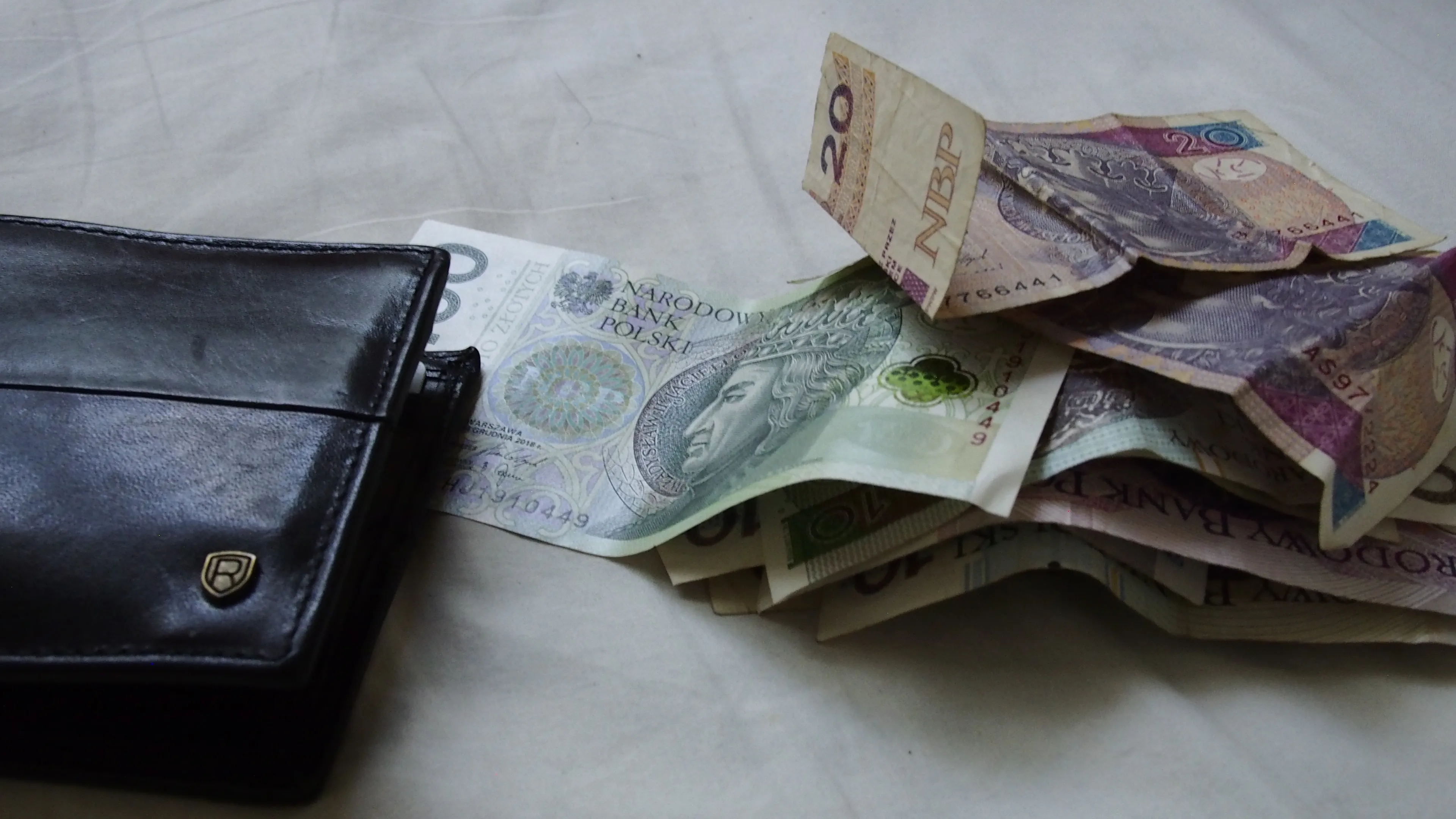 W MOPS zaświadczenie chroniące ciągłość wypłaty zasiłku pielęgnacyjnego 215,84 zł