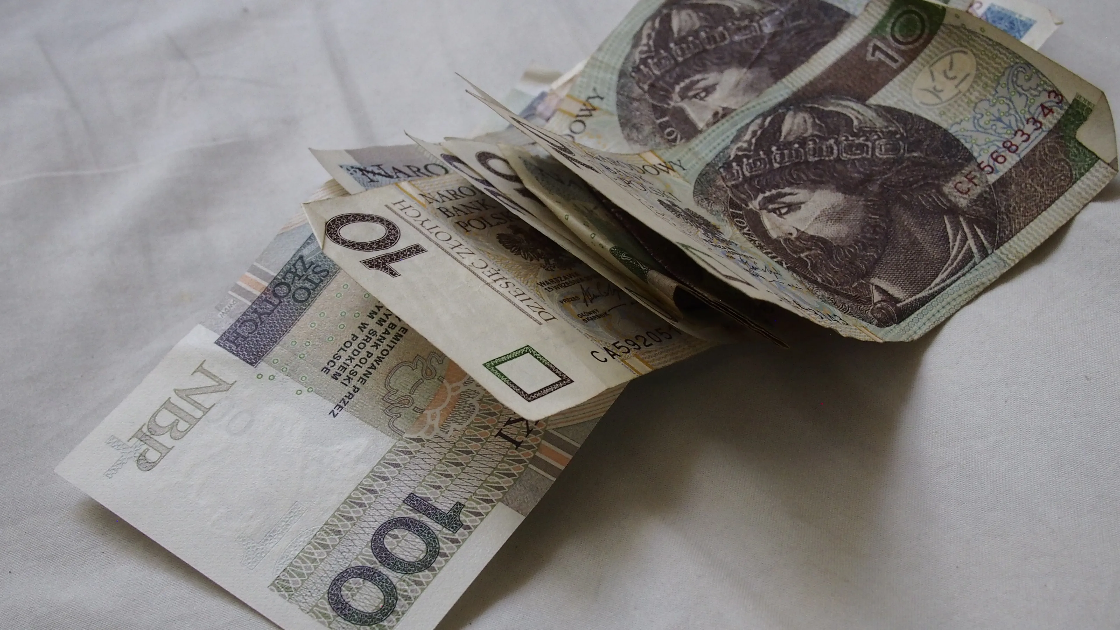 Emeryci i renciści z przywilejami przeciwko ZUS. Zamiast dokumentów wystarczą w sądzie świadkowie