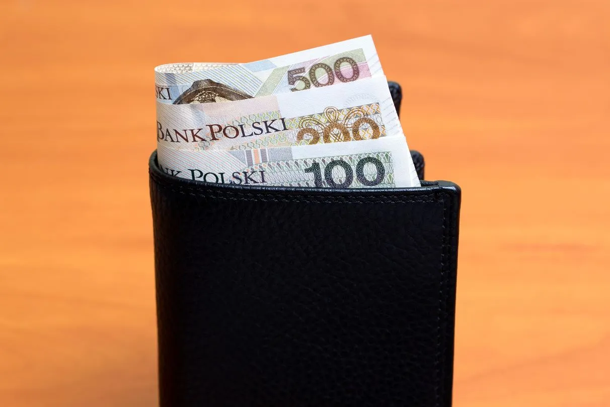 Z dodatku 2520 zł i renty trzeba wydać w MOPS 3000 zł. Nowe świadczenie wlicza się do dochodu [Nowelizacja, Przykład]