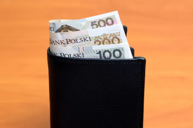 Z dodatku 2520 zł i renty trzeba wydać w MOPS 3000 zł. Nowe świadczenie wlicza się do dochodu [Nowelizacja, Przykład]