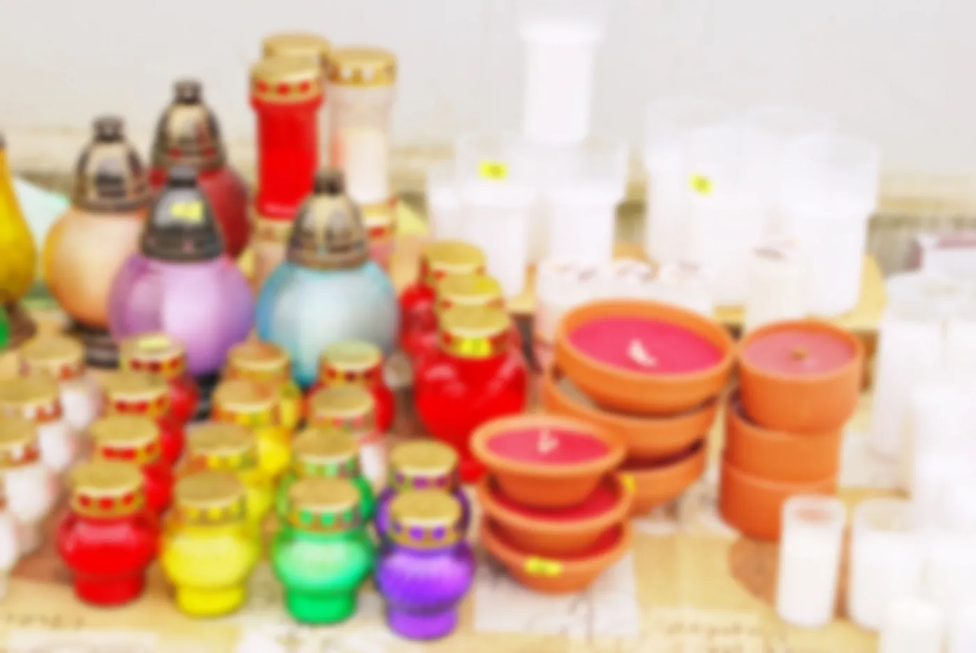 Takie są teraz ceny zniczy. Podają, w których sklepach są najtańsze