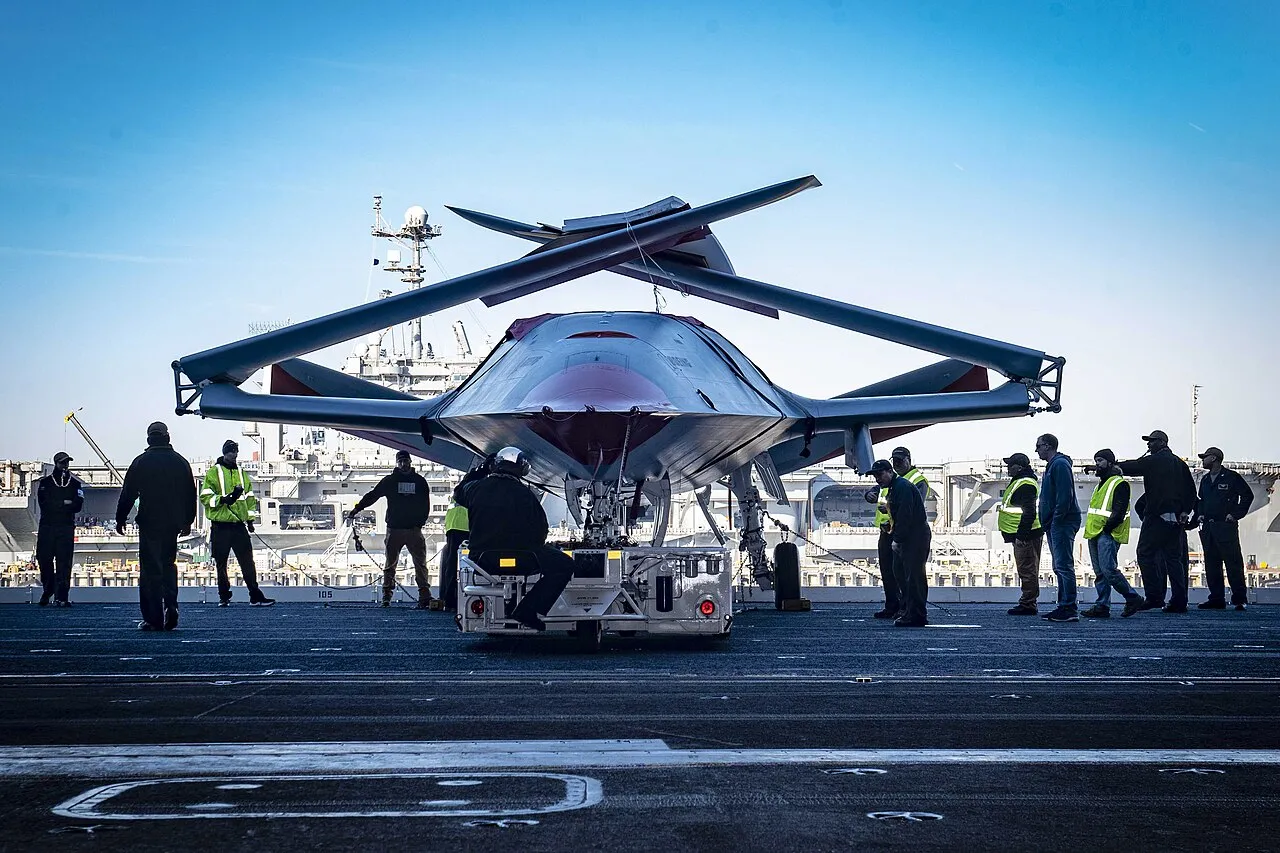 MQ-25 Stingray ma operować z amerykańskich lotniskowców, stąd potrzeba posiadania składanych skrzydeł. Zdjęcie prezentuje drona w trakcie przygotowania do przeniesienia do hangaru na lotnisko.