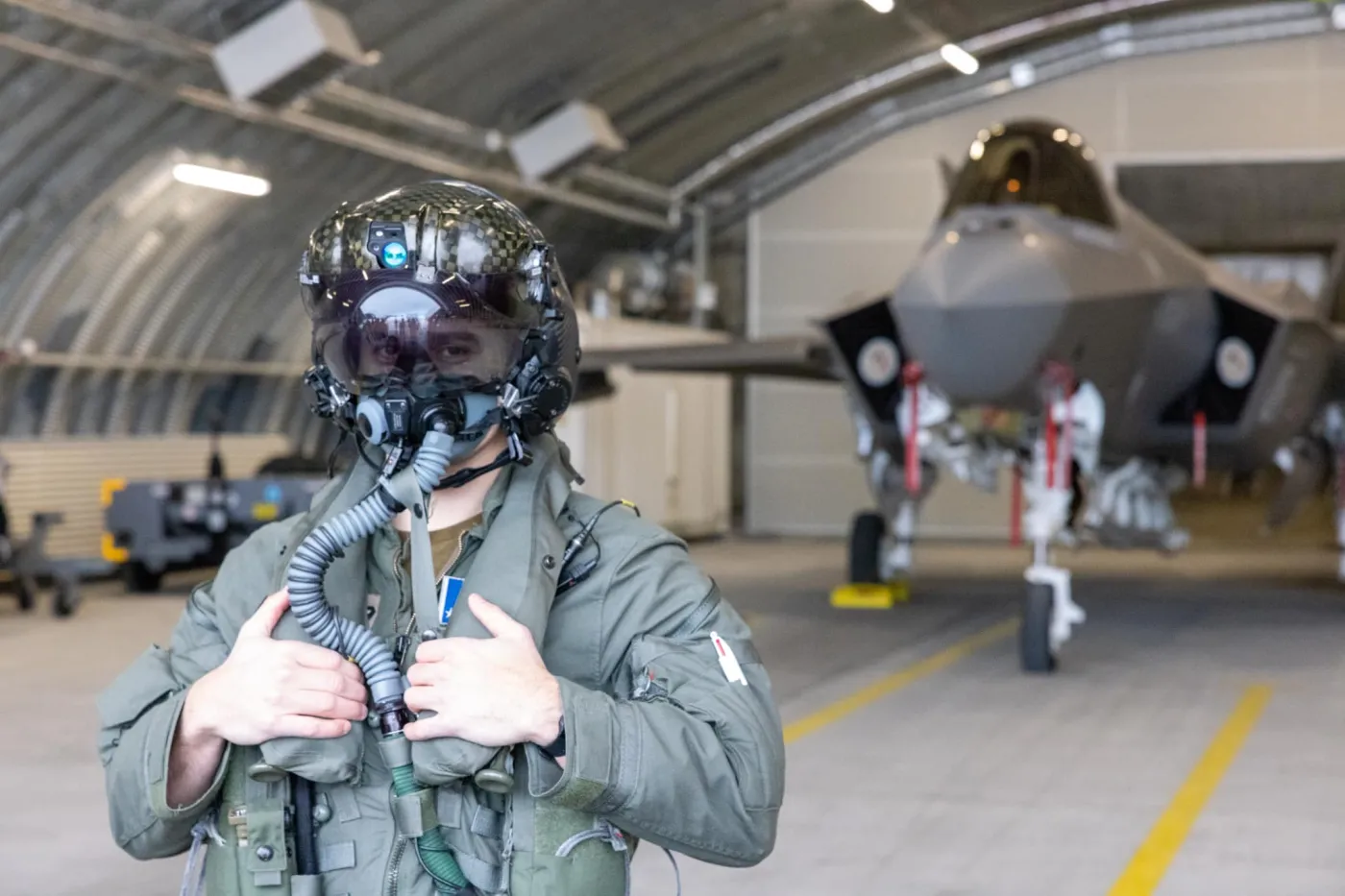 Hełmy HDMS używane przez pilotów F-35 pozwalają widzieć przez ściany samolotu, co znacznie zwiększa świadomość sytuacyjną pilota. Koszt każdego hełmu wynosi kilkaset tys. dol.