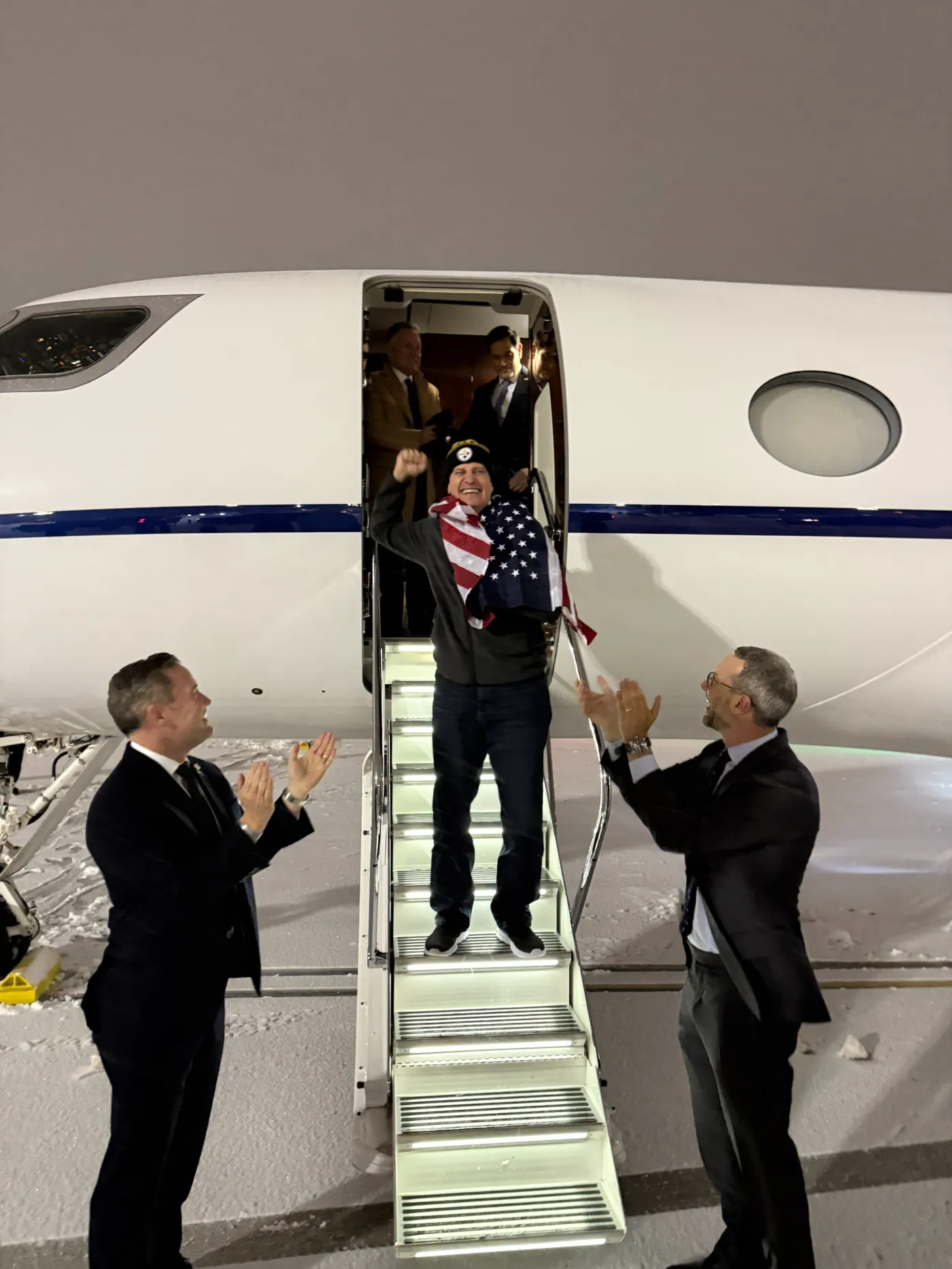 Amerykanin wolny po tajemniczej wymianie z Rosją. Trump przyjmuje go w Białym Domu i obiecuje uwolnienie kolejnego Amerykanina.