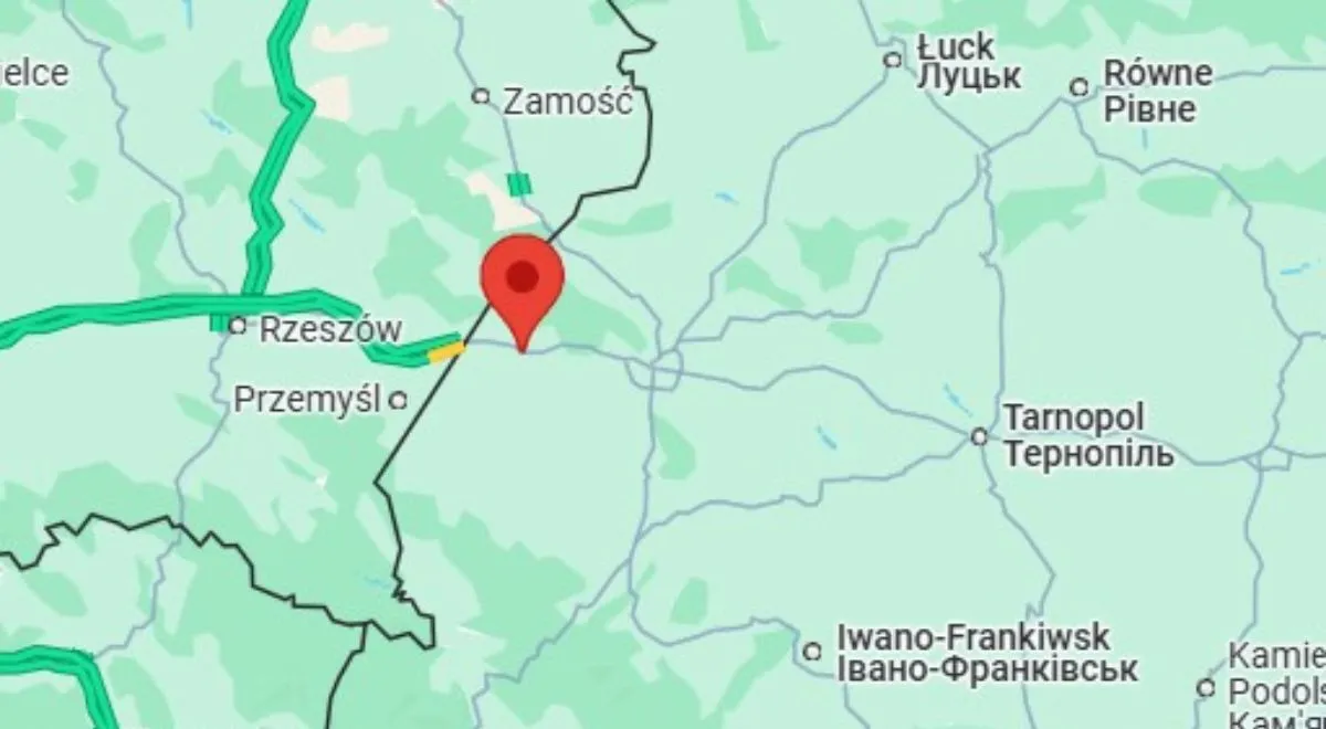 Baza w Jaworowie leży około 25 km od polskiej granicy