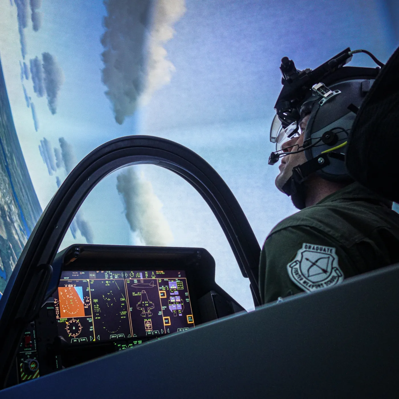 Symulatory pełnią kluczową rolę w szkoleniu pilotów F-35, ponieważ są to maszyny jednoosobowe i loty szkolne z instruktorem nie są możliwe. Docelowo piloci F-35 połowę szkolenia mają spędzać w symulatorach.