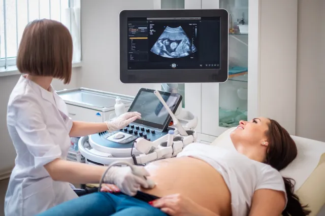 Demograficzna odsiecz? Program in vitro działa, ale depopulacji nie zatrzyma