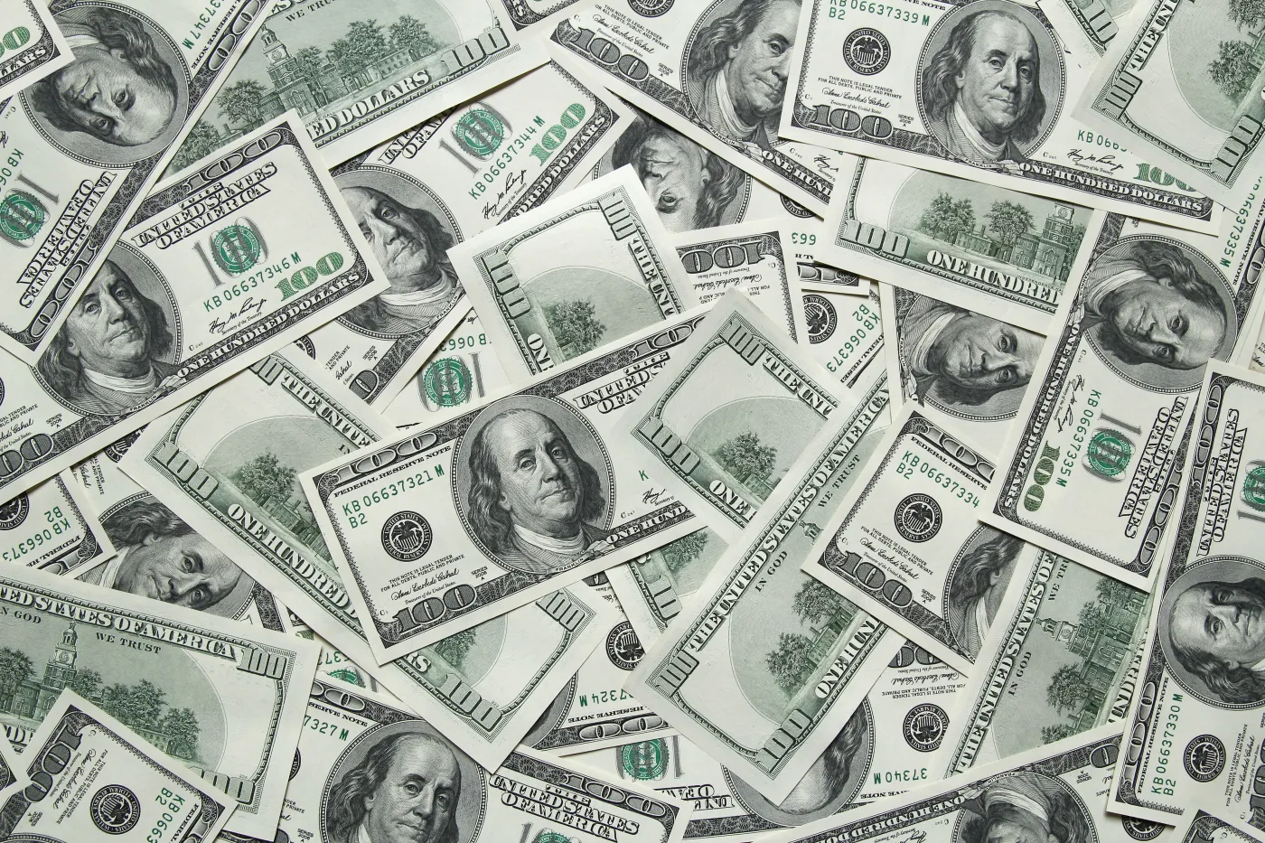 Po ataku USA na Iran dolar zyskał na wartości - czy na długo, co z kursami innych walut