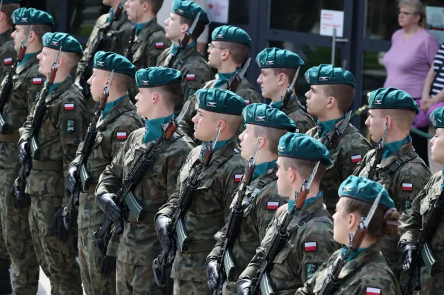 Zarobki żołnierzy w Polsce 2026 - tabela brutto. Ile zarabiają żołnierze w Polsce? Podwyżki w wojsku od 1 stycznia