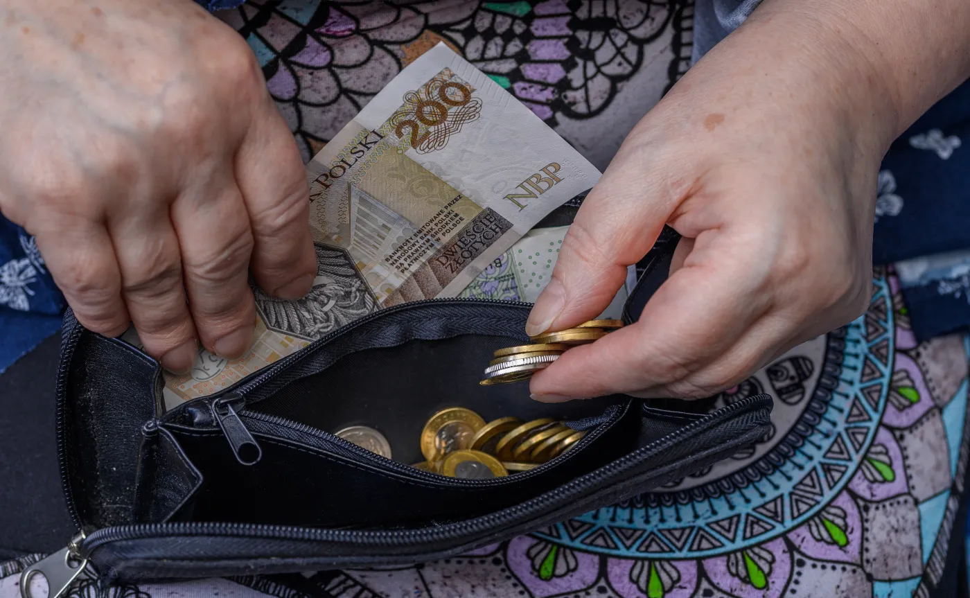 Dodatkowe 350 zł z ZUS dostępne dla każdego seniora. Co trzeba zrobić, aby otrzymać to świadczenie