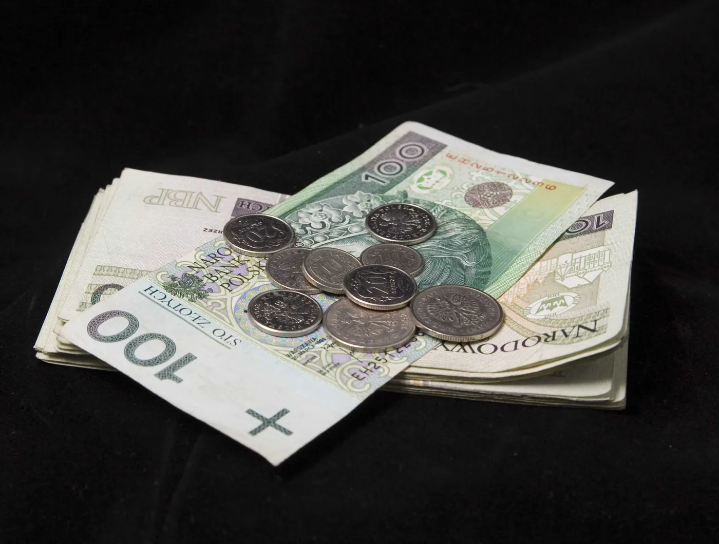 Lepsze nastroje na rynku walutowym, złoty się umacnia