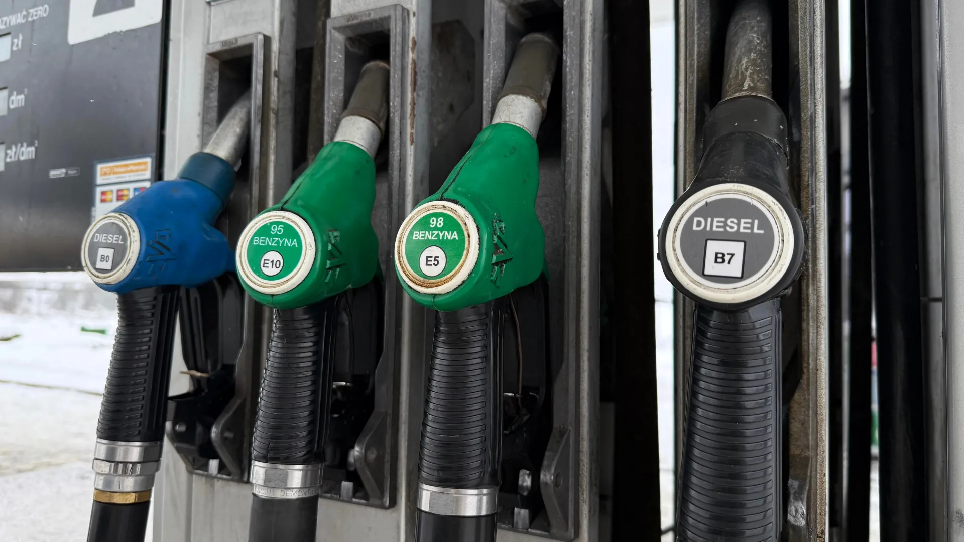 Podwyżka cen paliw: +1,35 PLN na benzynie i +1,57 PLN na oleju napędowym. Wzrost ceny 1 litra paliwa w związku z wprowadzeniem ETS 2 (prognoza)