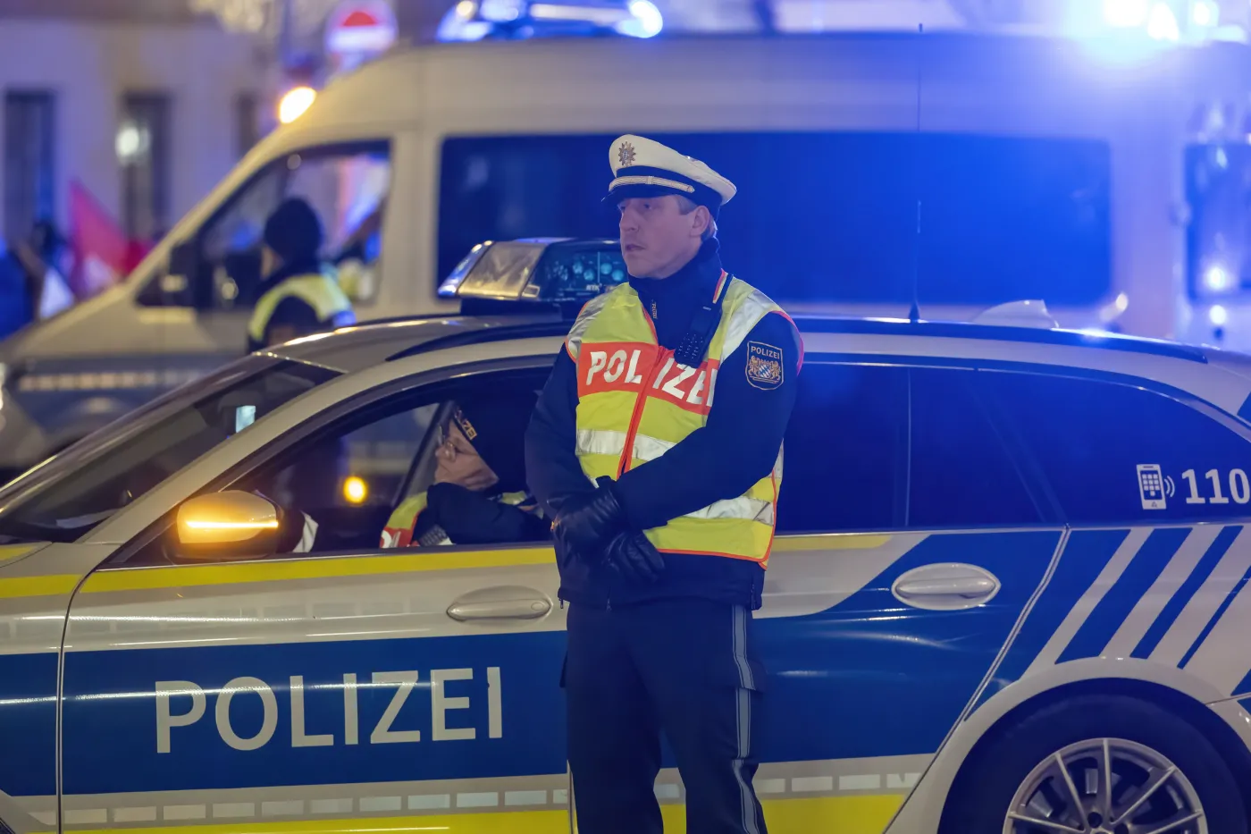niemiecki policjant przy radiowozie