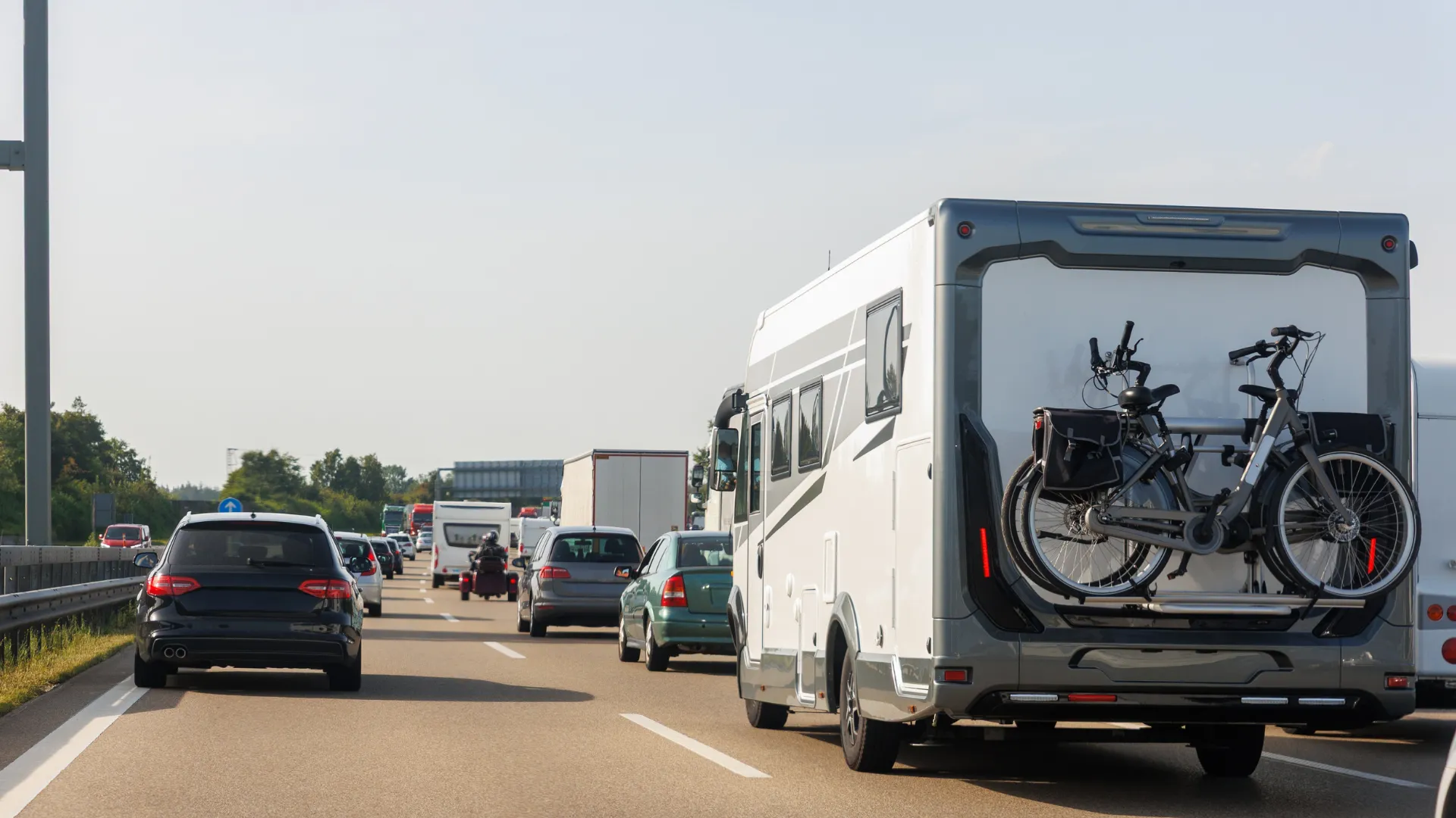 Koniec z opłatami za przejazdy autostradami i innymi płatnymi drogami. Kierowcy podróżujący w celach turystycznych odetchną z ulgą?