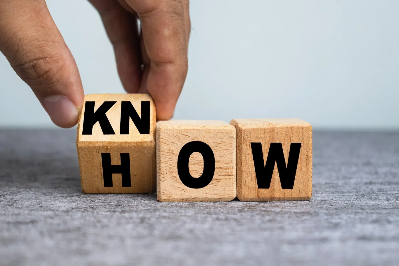 know-how, kostki, palce, paznokcie, napisy i oczywiście drewno