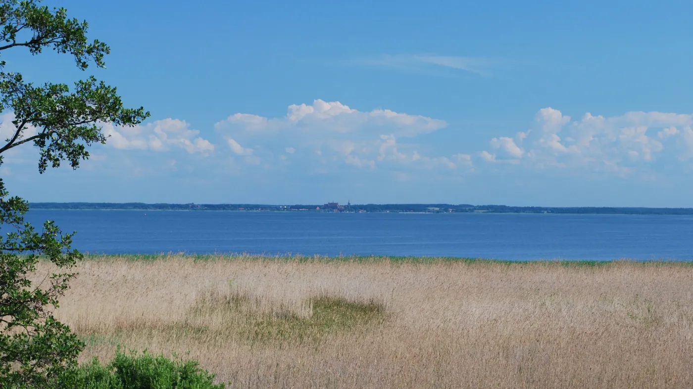 Widok na Zalew Wiślany. W tle Frombork