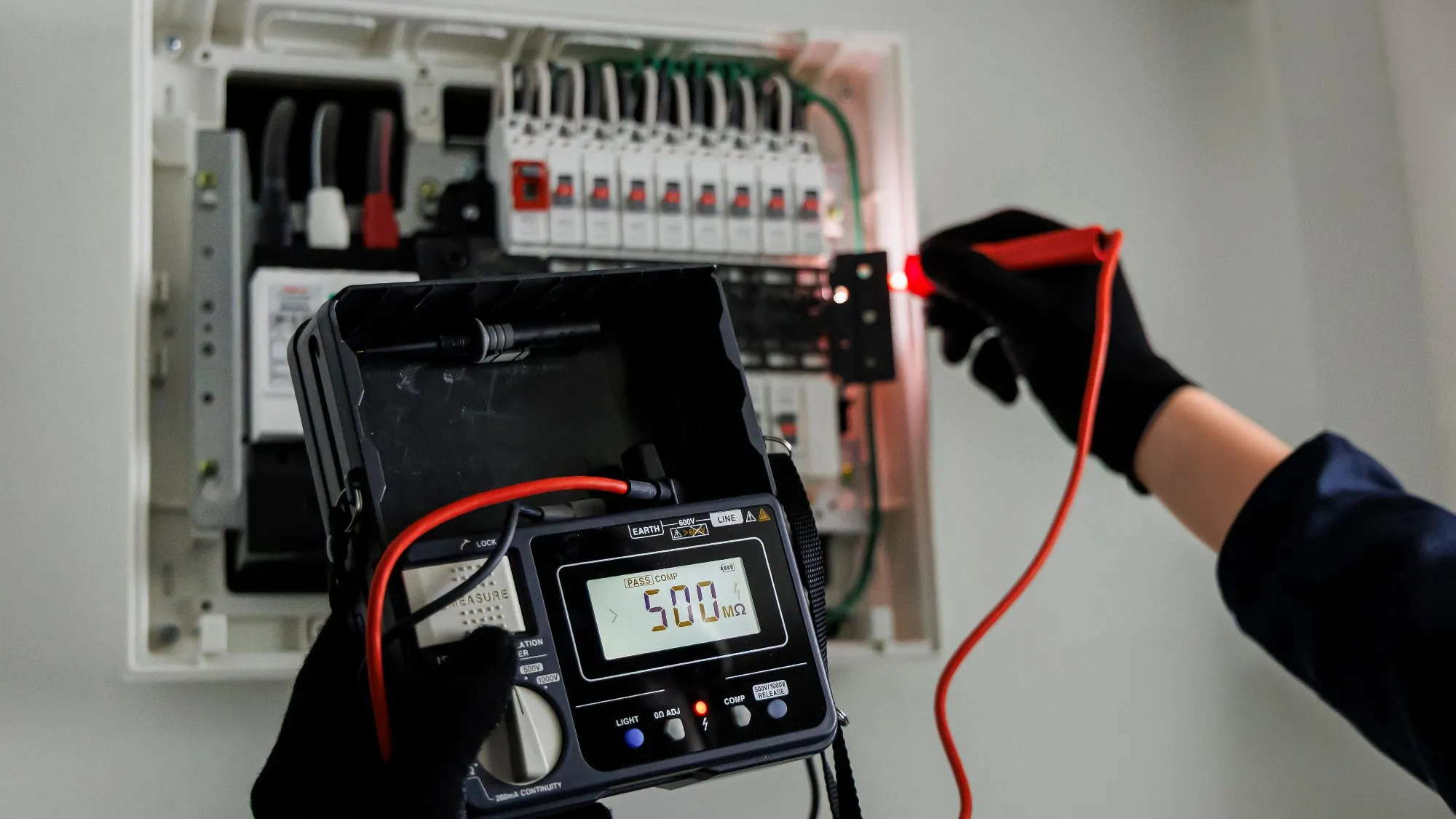 Mija termin obowiązkowych przeglądów elektrycznych domów i mieszkań. Za brak grozi do 5 tys. zł