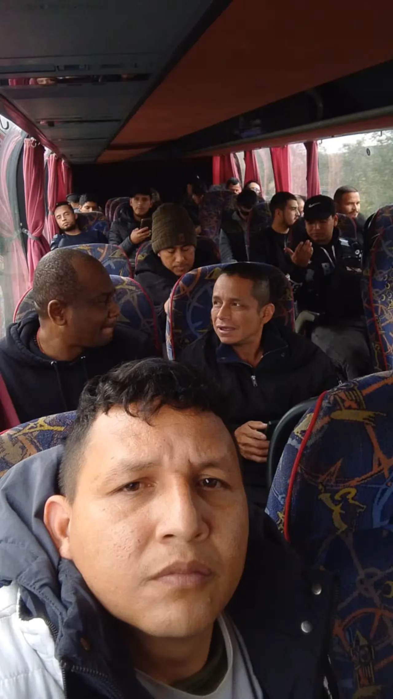 Autobus z zatrzymanymi Kolumbijczykami