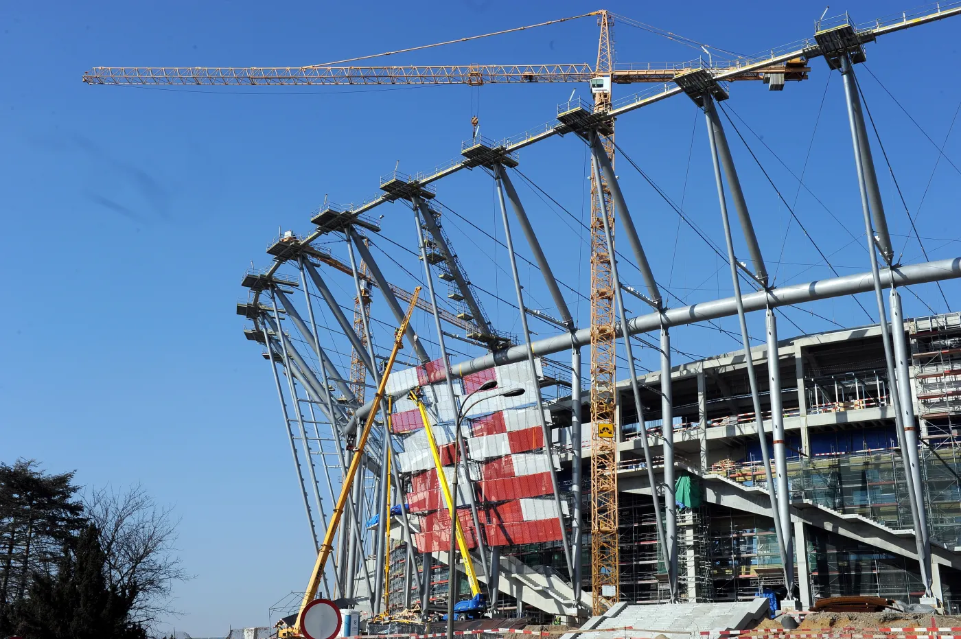 Biało-czerwona elewacja na Stadionie Narodowym w Warszawie (ZDJĘCIA)