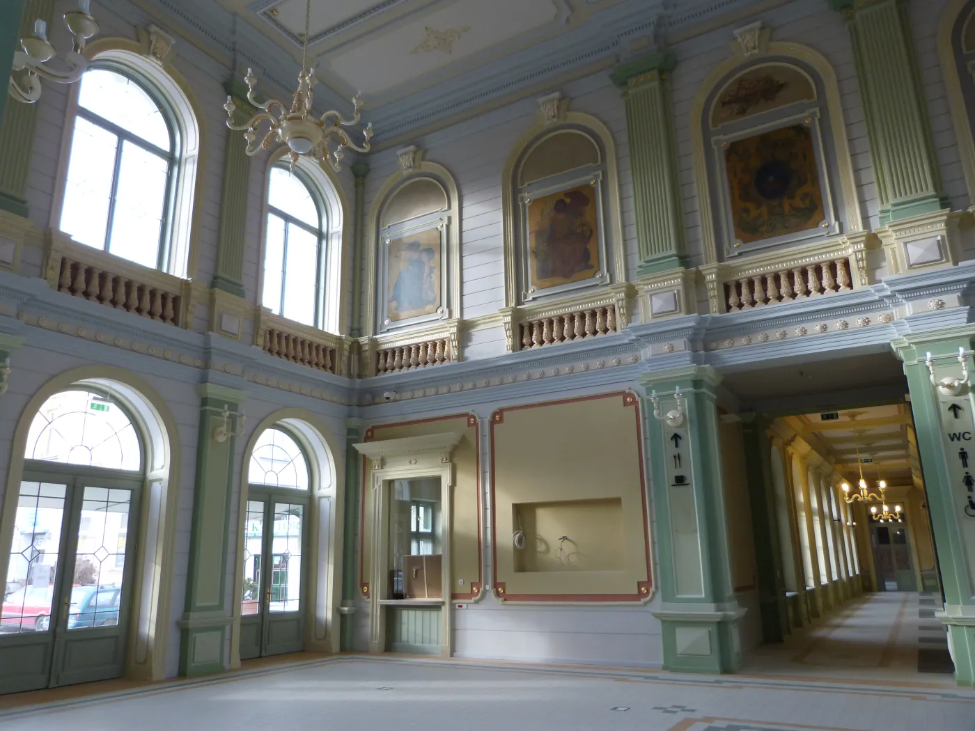 Odnowione na Euro 2012 dworce świecą pustkami