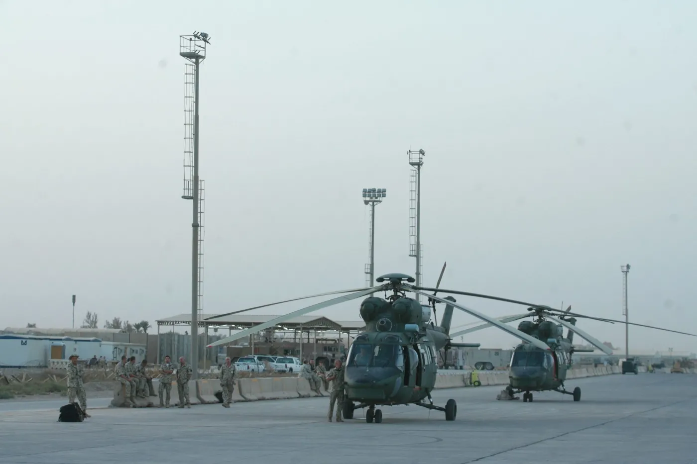 Helikoptery sokół w służbie w Iraku.