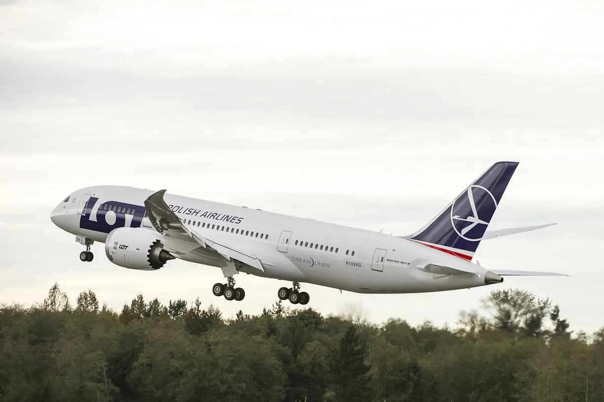 LOT rezygnuje z części połączeń