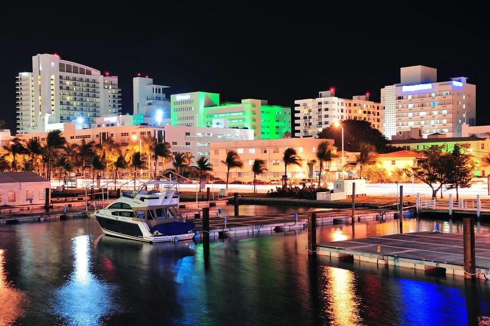 1354193-miami-south-beach-street-view-with-water.jpg