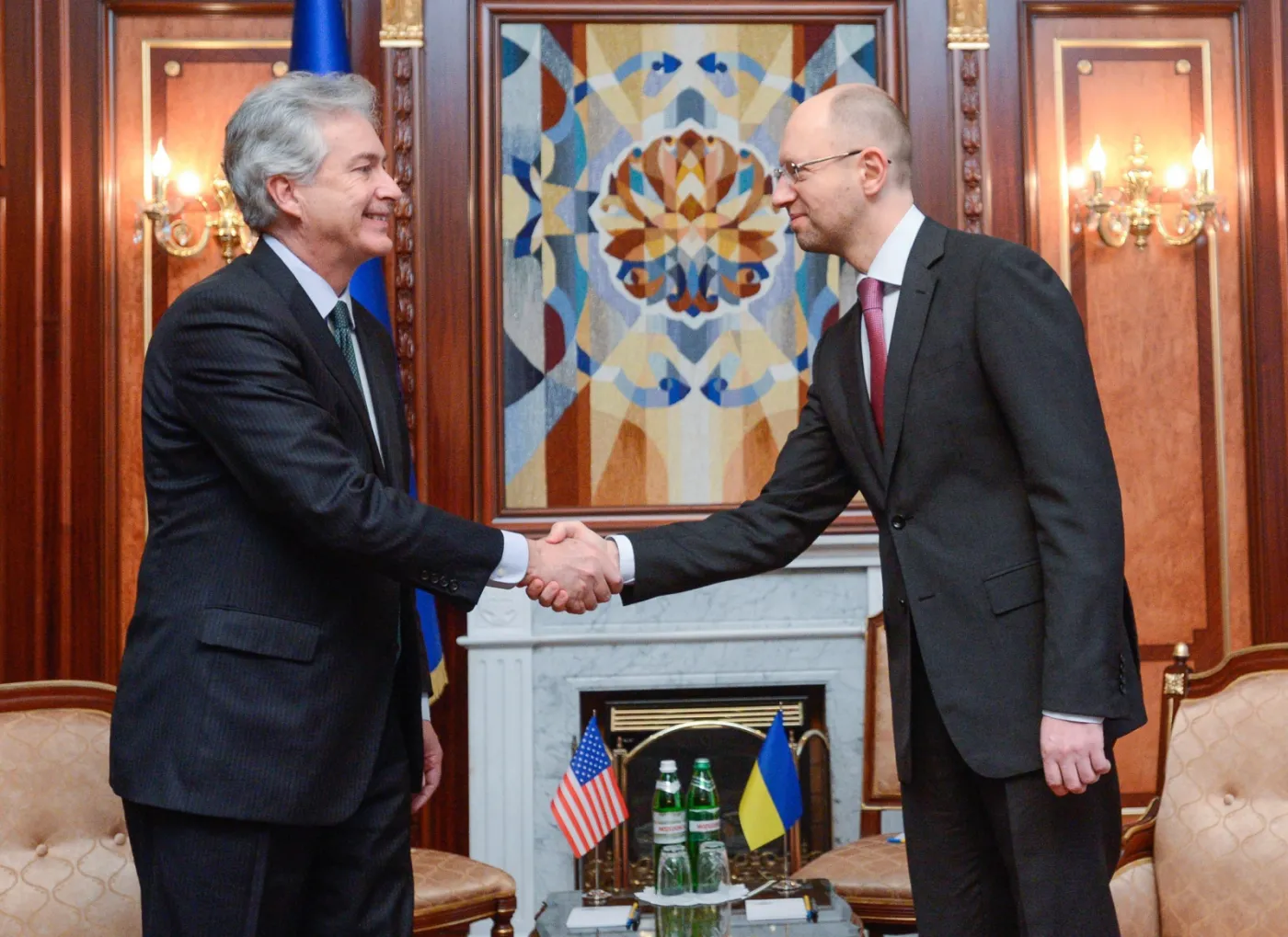 Arsenij Jaceniuk z partii Batkiwszczyna podaje rękę zastępcą amerykańskiego sekratarza stanu Williamem Josephem Burns podczas spotkania w Kijowie. 25.02.2014 